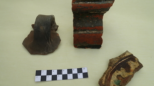 Fragmenty naczyń i kafli