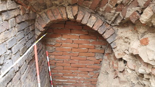 Wykop budowlany z widocznym otworem w miejscu załamania sklepienia