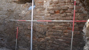 Zamurowane wejście do piwnicy