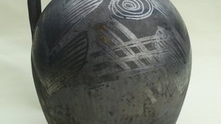 Dzban gliniany zdobiony wyświeceniami