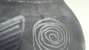 Dzban gliniany zdobiony wyświeceniami