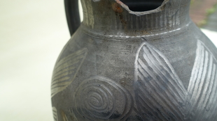 Dzban gliniany zdobiony wyświeceniami