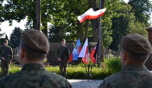 Plac Powstań Narodowych w Łęcznej. Uroczystości upamiętniające 76 rocznicę wybuchu Powstania Warszawskiego. - kliknij, aby przejść do galerii