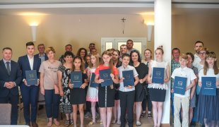 Najlepsi uczniowie z nagrodami od burmistrza - kliknij, aby przejść do galerii