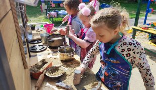 Kuchnia błotna w Przedszkolu nr 1 - kliknij, aby przejść do galerii