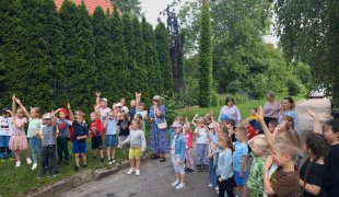 Dzieci segregują śmieci - kliknij, aby przejść do galerii