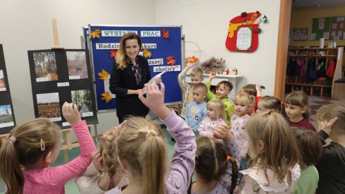 Przedszkolaki fotografują okolicę