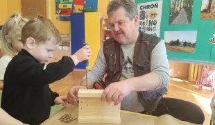 Przedszkolaki pomagają ptakom – wspólne budowanie budek lęgowych i karmników - kliknij, aby przejść do galerii