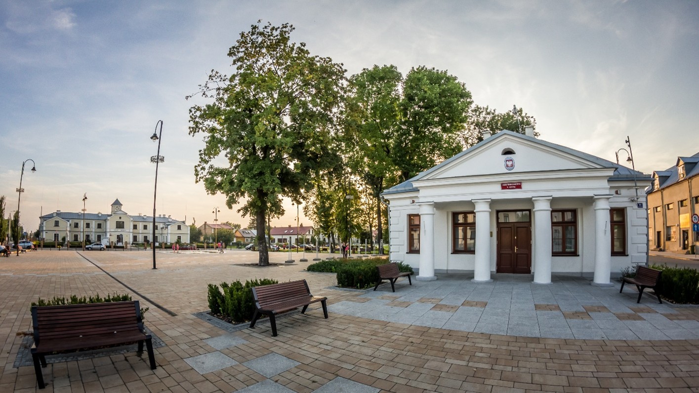 Zdjęcie budynku Urzędu Stanu Cywilnego razem z pobliskim placem